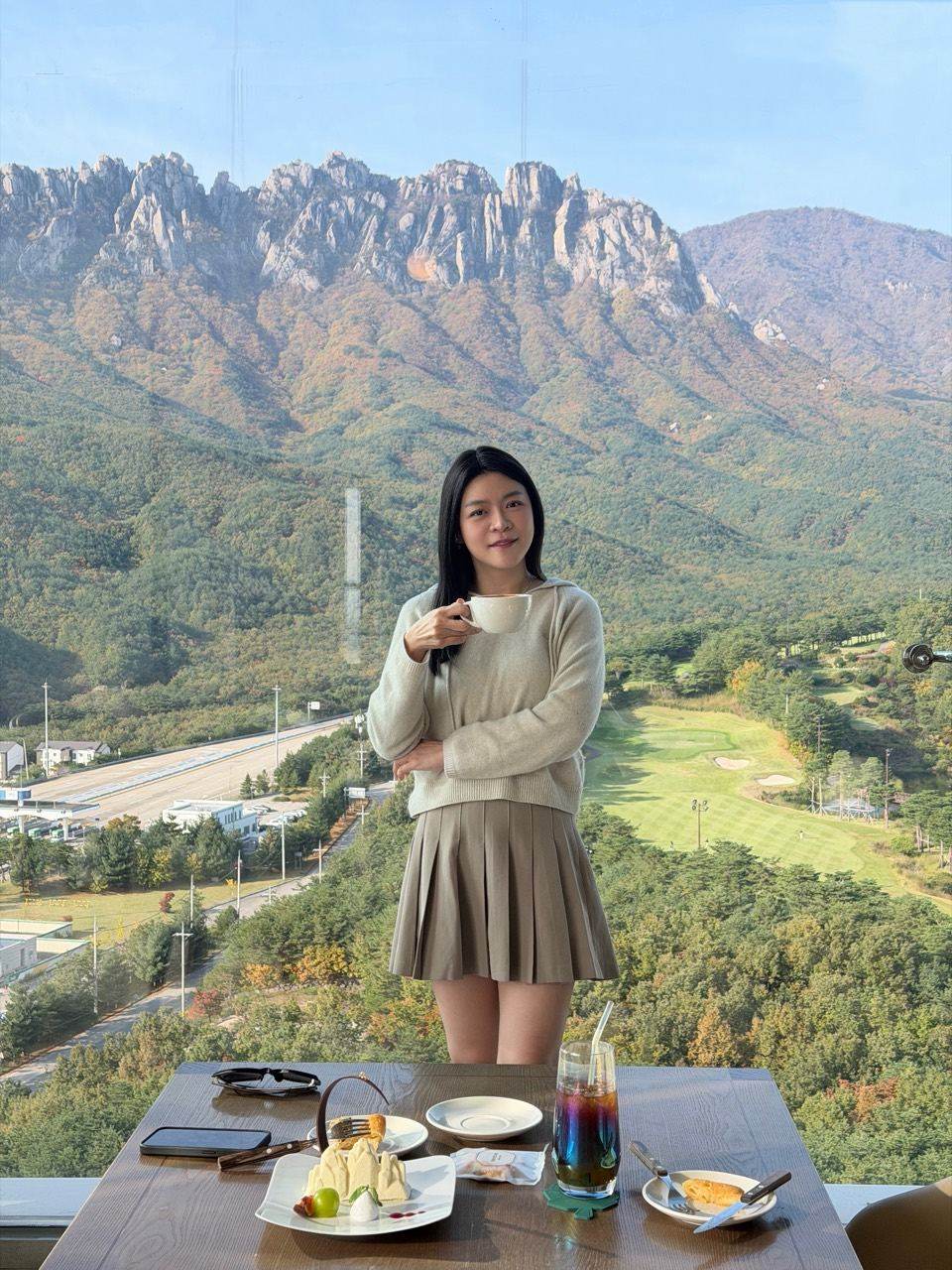 Karyl Ng 在韩国山景前的生活照片
