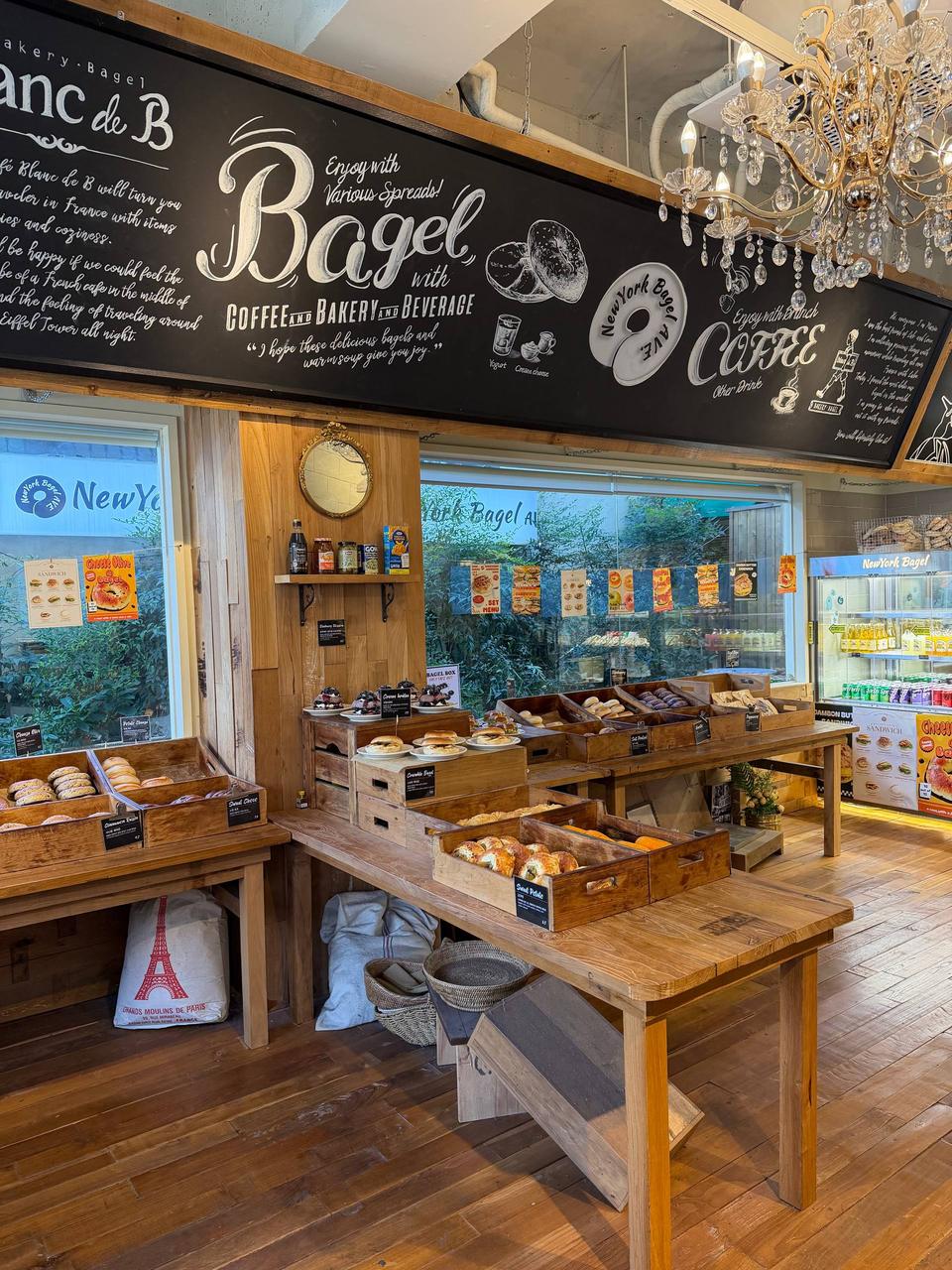 Bagel Land 店内贝果陈列与木质空间