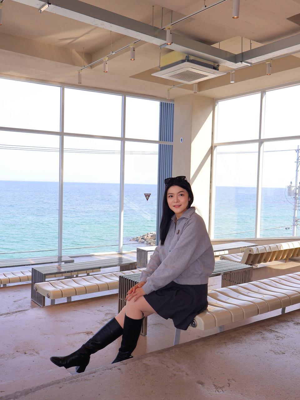 K姐在海景咖啡厅窗边座位