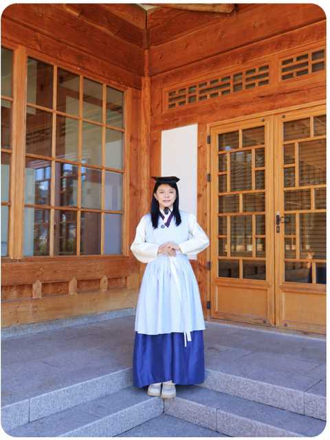 穿医女服站在韩屋前的现场照片