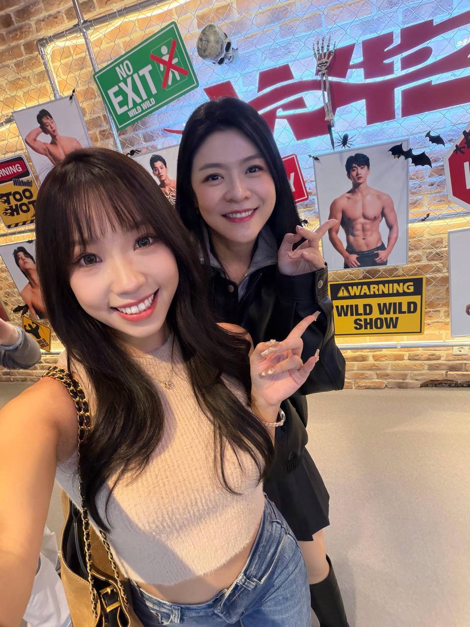 K姐与朋友在 Wild Wild Show 主题布景前合影