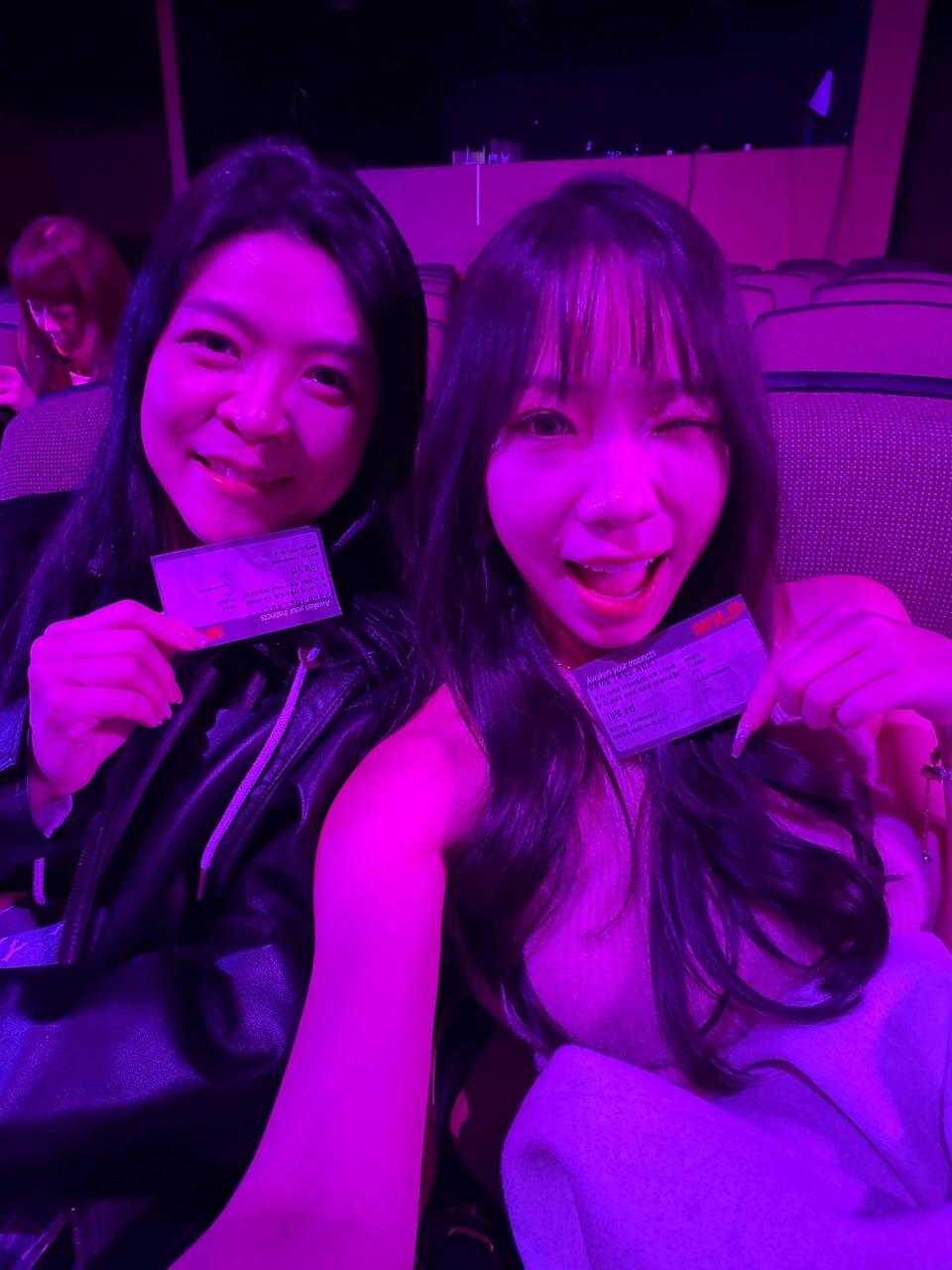 K姐与朋友在 Wild Wild Show 剧场座位合影