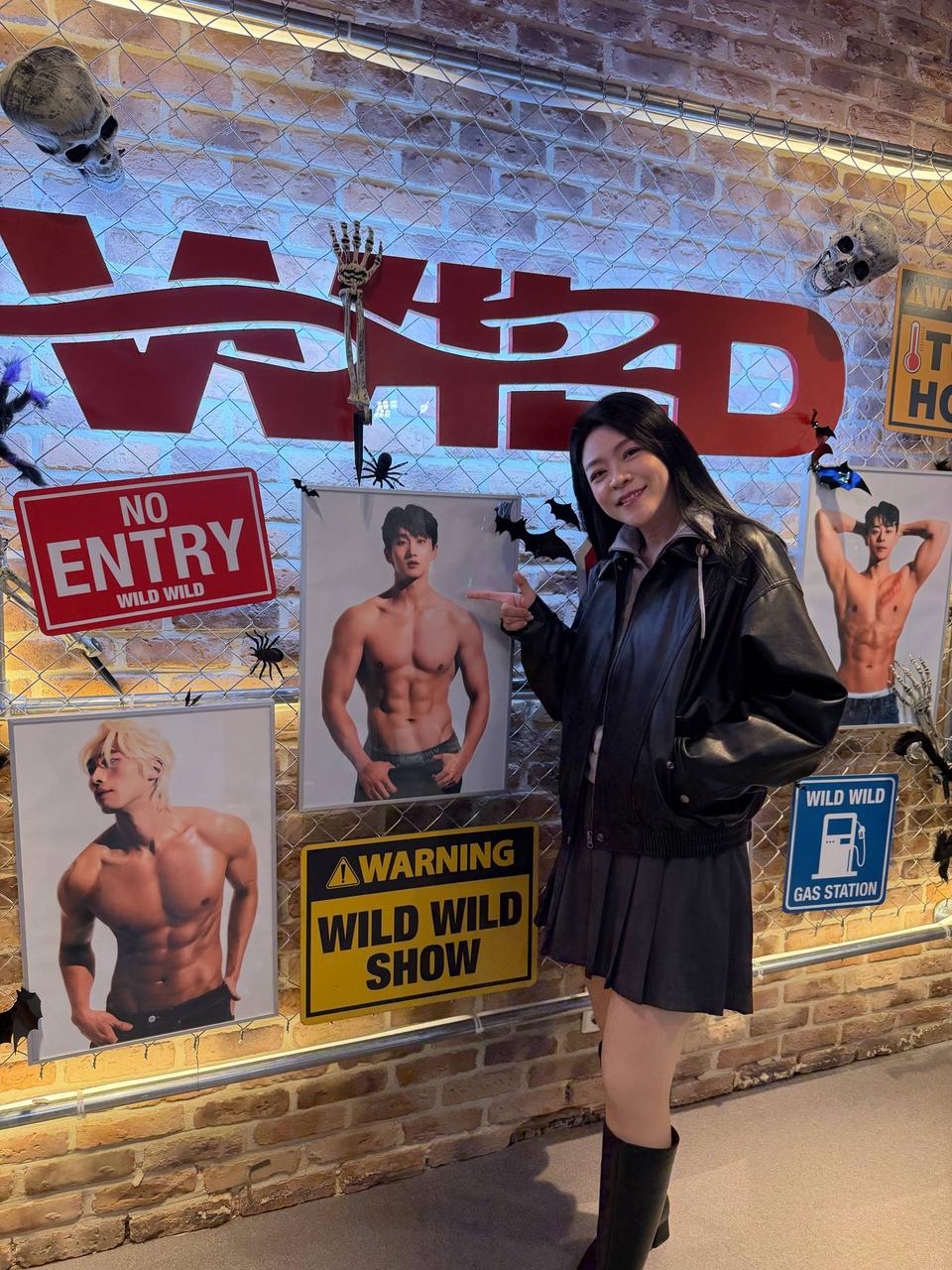 K姐在 Wild Wild Show 入口主题墙前合影