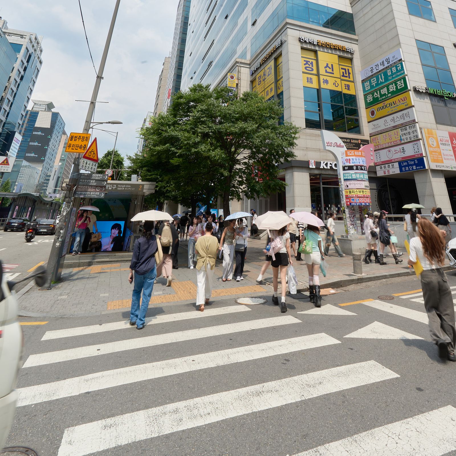 K2弘大住宿大楼旁的弘大入口站9号出口